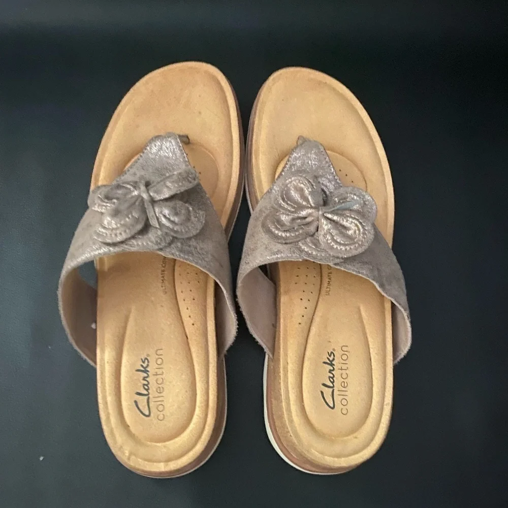 Clarks Collection taupe metallic women’s thongs shoe size 8.5M - Picture 2 of 7